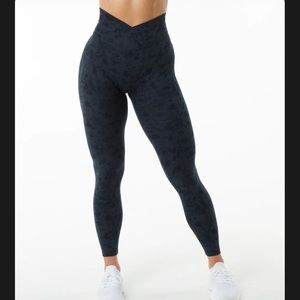Alphalete Athletics
Surface  Power Legging 27" - Pebble Print Black